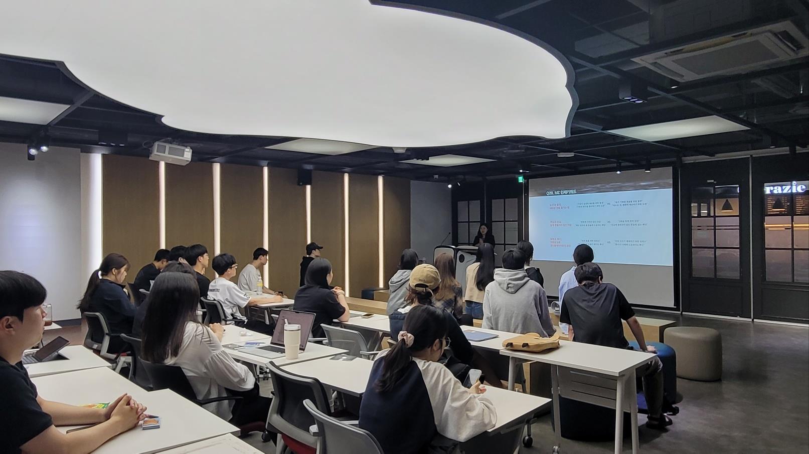 취업가이드 교유을 듣는 학생들