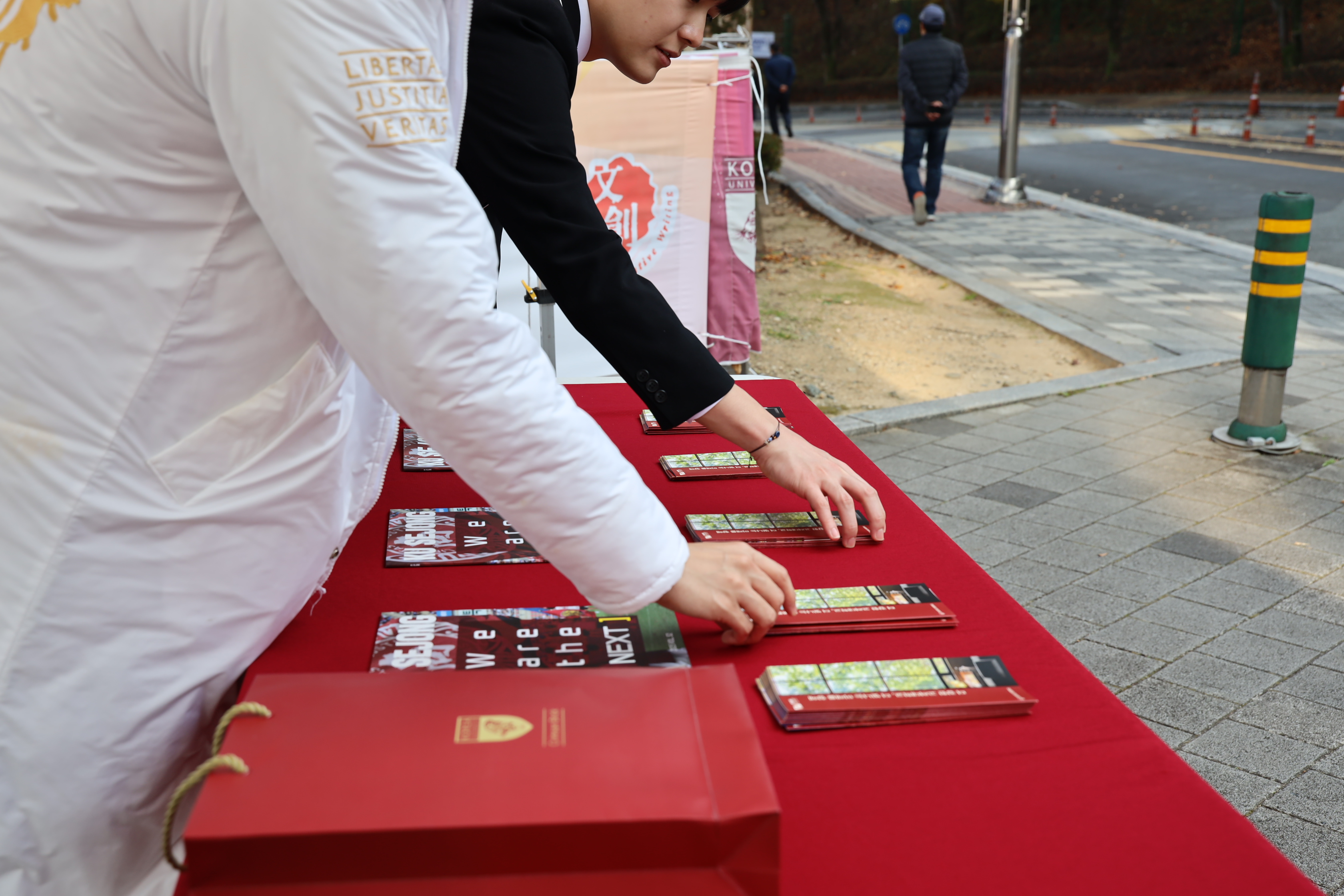 정문에서 수험생들과 학부모를 대상으로 리플렛을 나눠주는 홍보대사 