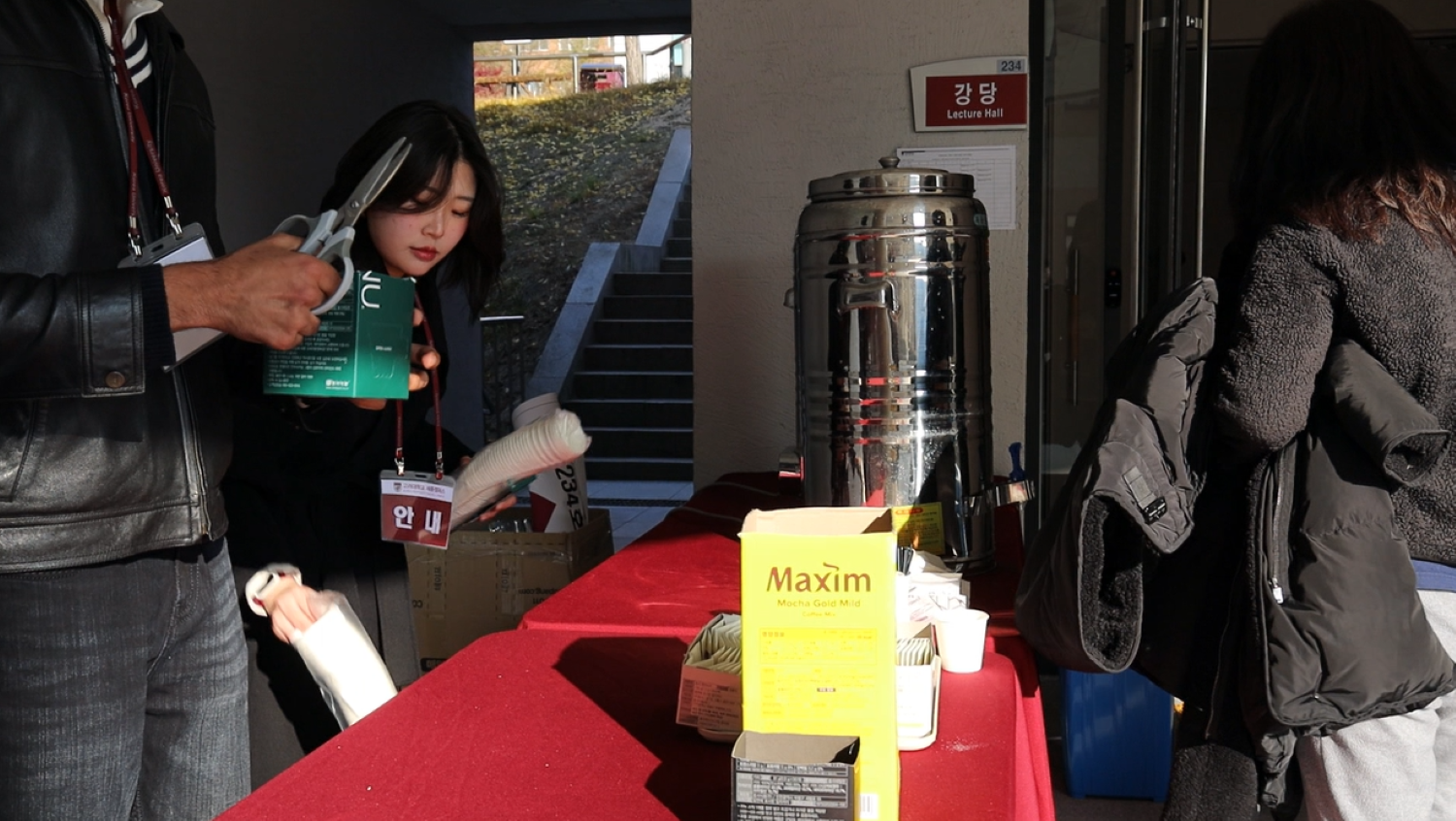 학부모 대기실 앞에서 학부모들을 위한 다과를 준비하는 직원들 